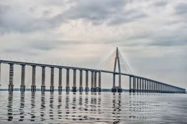 Bulutlu gökyüzü üzerinde su üzerinde yol geçiş. Manaus, Brezilya deniz üzerinde köprü. mimari ve tasarım kavramı. Seyahat hedef ve Yolculuk tutkusu