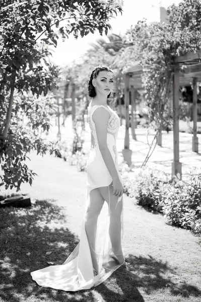 Modello di moda in posa in abito bianco con gambe sexy — Foto Stock