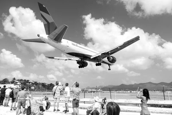 Άνθρωποι παρακολουθούν αεροπλάνο προσγειωθεί στο αεροδρόμιο σε Άγιος Μαρτίνος, Άγιος Μαρτίνος — Φωτογραφία Αρχείου