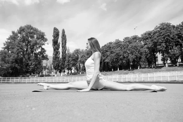 Vrouw training en het uitrekken op fitness mat — Stockfoto