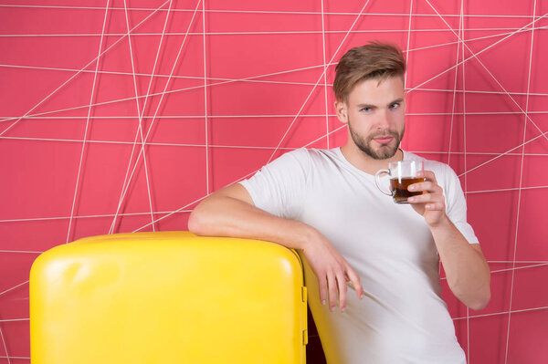 Здоровье человека держать чашку чая или кофе на ретро-холодильник на розовом фоне. Здоровье и здоровый напиток для холода или дыма