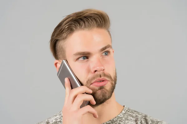 L'homme barbu parle sur son portable. Macho utiliser un smartphone. Un type avec un appareil mobile. Marketing numérique, acheter en ligne et concept de cyber lundi. Nouvelles technologies pour la communication et la vie moderne — Photo