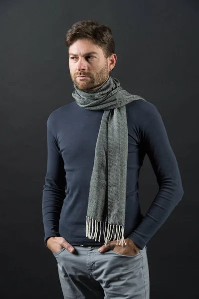 Macho em suéter, cachecol com as mãos nos bolsos — Fotografia de Stock
