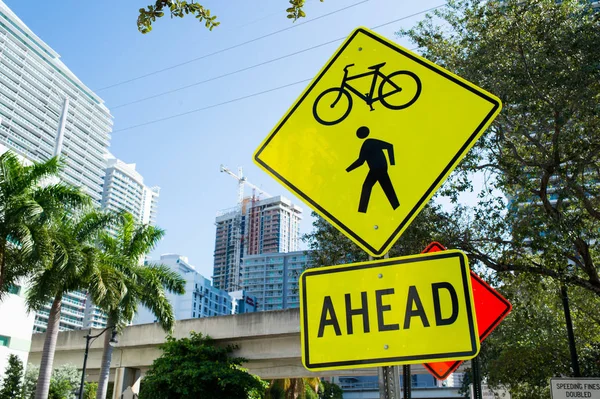 Verkehrszeichen auf der Stadtstraße in Miami, USA. Rad- und Fußgängerüberweg vor Warnung. Transportverkehr und Reisen. Vorsicht und Warnkonzept — Stockfoto