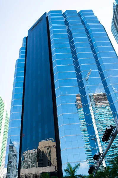 Miami, Verenigde Staten - 30 oktober 2015: tower gebouw met glazen gevel op blauwe hemel. Architectuur en design. Succes en toekomst concept. Commercieel vastgoed of real estate — Stockfoto