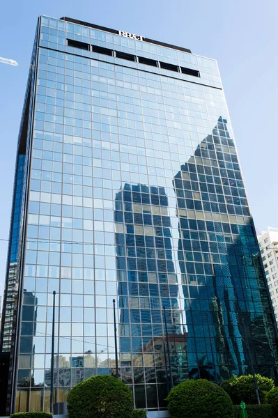 Miami, EE.UU. - 30 de octubre de 2015: edificio de rascacielos con fachada de vidrio en el cielo azul. Arquitectura y diseño. Propiedad comercial o inmobiliaria. Éxito y concepto futuro — Foto de Stock