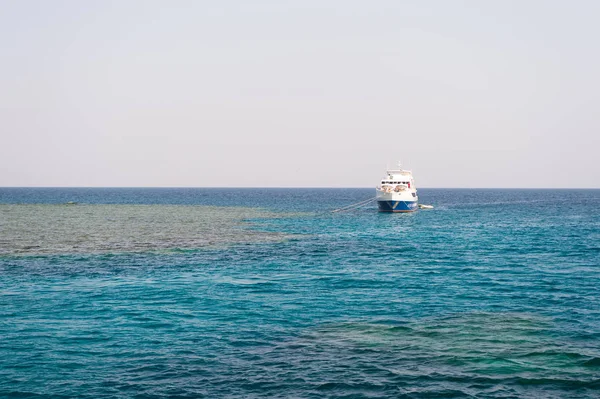 Statek Zakotwiczony Błękitne Morze Słoneczne Niebo Horizon Podróżowanie Statkiem Morze — Zdjęcie stockowe