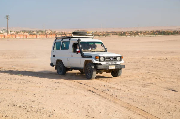 Road Auto Rijden Woestijnlandschap Jeep Voor Safari Zonnige Blauwe Hemel — Stockfoto