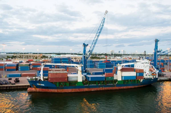 美国迈阿密-2016年3月01日: 集装箱和起重机在海运集装箱港口的货船。在多云的天空上的港口或码头。货运配送物流与商品概念 — 图库照片
