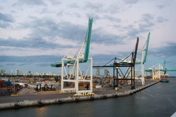 Miami, EE.UU. - 01 de marzo de 2016: puerto marítimo de contenedores con grúas y contenedores de carga. Puerto o terminal en el cielo nublado. Logística de envío de mercancías y concepto de mercancía — Foto de Stock