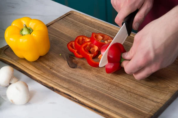 Готуючи їжу, шеф-кухар вирізає червоний болгарський перець . — стокове фото