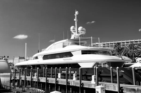 Yate en muelle de mar en día soleado en Nassau, Bahamas —  Fotos de Stock