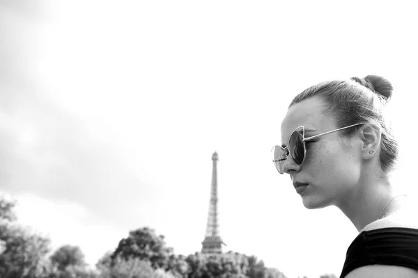 Menina olhando para a torre eiffel em Paris, França — Fotografia de Stock