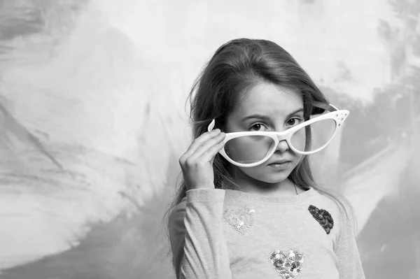 Niña en gafas de verano de moda . — Foto de Stock