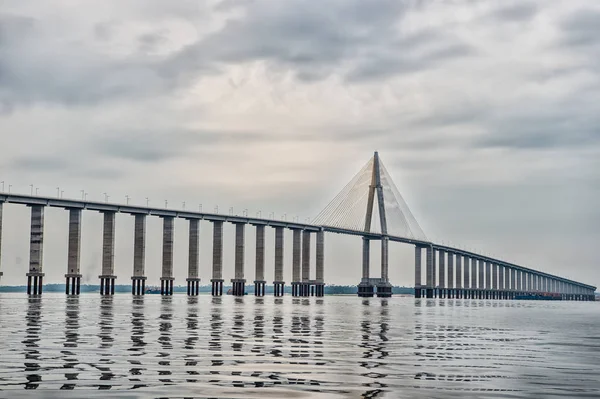 Bulutlu gökyüzü üzerinde su üzerinde yol geçiş. Manaus, Brezilya deniz üzerinde köprü. mimari ve tasarım kavramı. Seyahat hedef ve Yolculuk tutkusu — Stok fotoğraf