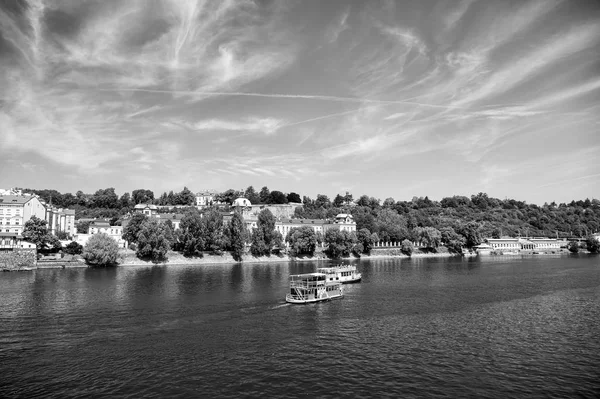 Vltava river and city skyline in Prague, Czech Republic — Stock Photo, Image