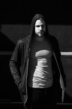 Başında başlık olan bir adam.