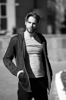 Maço sakal ve saç kesimi gri tshirt