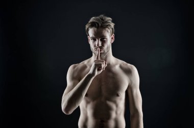 Vücut geliştirmeci Haritayı sessizlik parmak hareketi. Seksi göğüs ve karın ile sporcu. Sakallı adam atlet ile gövde uygun. Egzersiz ve spor salonunda eğitim etkinliği. Sessizlik ve gizli kavramı