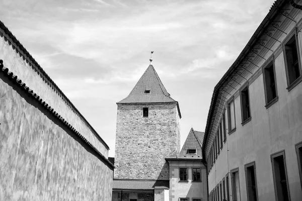Toren en vesting muur in Praag, Tsjechië — Stockfoto