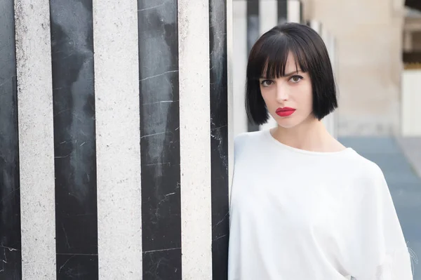 Menina beleza com olhar glamour. Mulher com maquiagem de lábios vermelhos em Paris, França. Mulher sensual com cabelo morena. Modelo de moda em blusa branca. Moda beleza e olhar — Fotografia de Stock