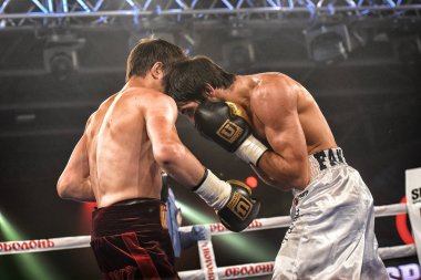 Kiev, Ukrayna - 16 Eylül 2017: Sparta boks Haritayı dahil altı sıralaması mücadele. Milli Güvenlik'Olimpiyskiy, Kiev, Ukrayna sıralaması için kavga sırasında halka tanımlanamayan bir boksörler