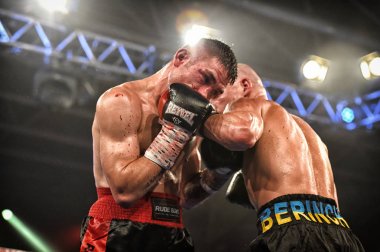Kiev, Ukrayna - 16 Eylül 2017: Sparta boks Haritayı dahil altı sıralaması mücadele. Milli Güvenlik'Olimpiyskiy, Kiev, Ukrayna sıralaması için kavga sırasında halka boksörler Ismael Garcia ve Denys Berinchyk