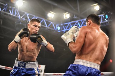 Kimliği belirsiz bir boksörler sıralaması için kavga sırasında halka