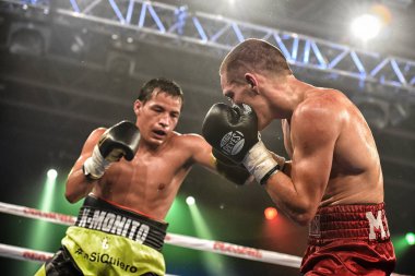 Kimliği belirsiz bir boksörler sıralaması için kavga sırasında halka