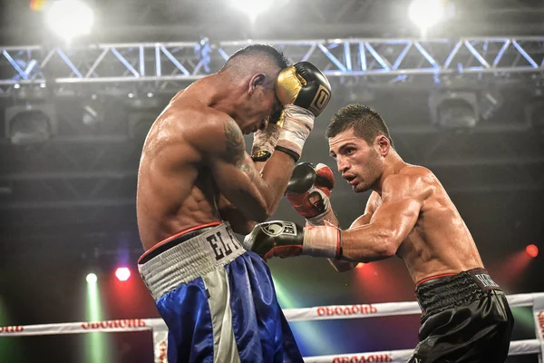 An unidentified boxers in the ring during fight for ranking points — Stock Photo, Image