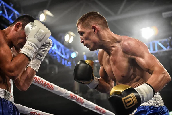 Een niet-geïdentificeerde boksers in de ring tijdens gevecht voor ranking punten — Stockfoto