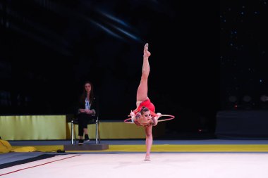 Kiev, Ukrayna - 17 Şubat 2017: jimnastikçi gerçekleştirmek Ritmik Jimnastik Yarışması 