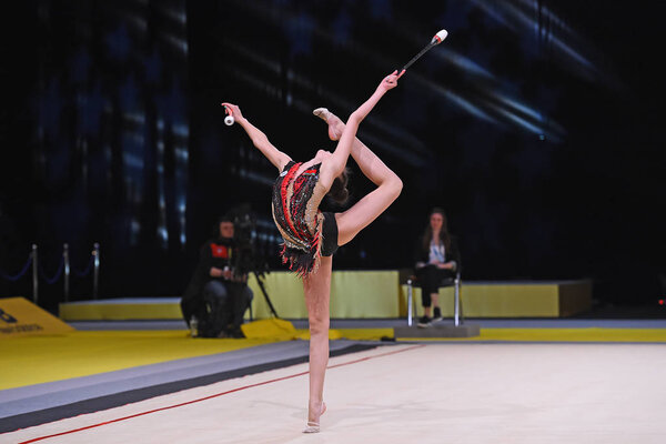 Киев, Украина - 17 марта 2017 года: гимнастка выступает на соревнованиях по художественной гимнастике "Кубок Дерюгиной" на Площади спорта в Киеве, Украина
