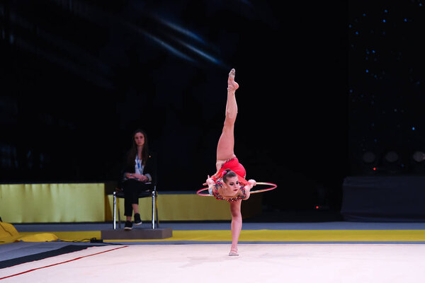 Киев, Украина - 17 марта 2017 года: гимнастка выступает на соревнованиях по художественной гимнастике "Кубок Дерюгиной" на Площади спорта в Киеве, Украина
