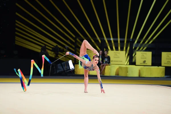 Turnerinnen treten bei Wettkampf der rhythmischen Sportgymnastik auf — Stockfoto