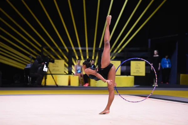 Gymnast girl perform at rhythmic gymnastics competition — Stock Photo, Image