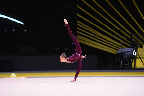 Chica gimnasta realizar en la competencia de gimnasia rítmica —  Fotos de Stock