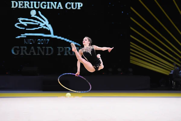 Turnerinnen treten bei Wettkampf der rhythmischen Sportgymnastik auf — Stockfoto
