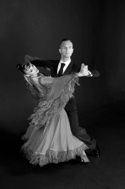 Balo Salonu çift güzel dans elbise dans poz siyah arka plan üzerine izole. şehvetli profesyonel dansçılar dans Walz, tango, slowfox ve quickstep. siyah ve beyaz