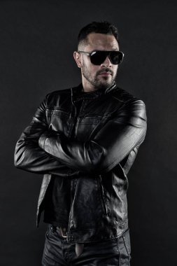 Sakallı adam şık bir görünüme sahiptir. Musuclar sporcu trendy kıyafetler içinde. Acımasız maço deri ceketli. Sakallı adam moda güneş gözlüğü. Erkek cinsellik ve cazibe. Moda modeli Güneş gözlüğü