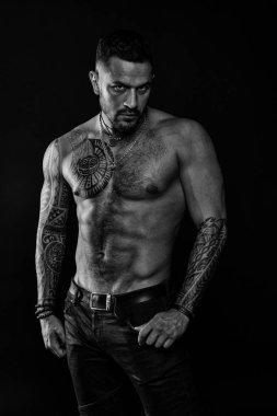 Dövme modeli ile dövmeli beden ile altı paketi ve AB sakallı adam. Maço seksi çıplak gövde kot pantolon ile. Sporcu kas göğüs ve karın ile. Spor ya da fitness ve welness, siyah ve beyaz