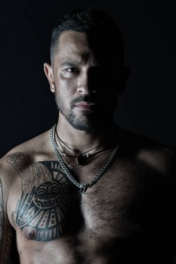 Dövmeli göğüs sakallı adam. Maço seksi çıplak gövde ile. Modeli dövme sanatı ile cilt üzerinde uygun. Sporcu ya da atlet şık sakal ve saç. Spor ve fitness. Güven ve erkeklik.