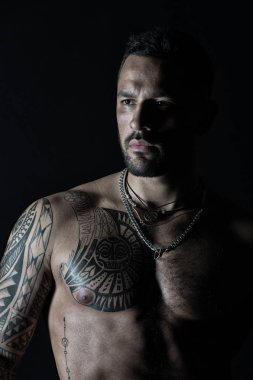 Maço seksi çıplak gövde ile. Dövmeli göğüs sakallı adam. Modeli dövme sanatı ile cilt üzerinde uygun. Sporcu ya da atlet şık sakal ve saç. Spor ya da fitness ve welness. Kendinden emin ve yakışıklı