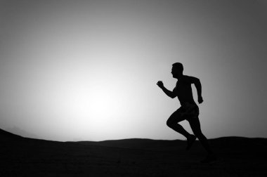 siluet veya adam avcısı, açık gökyüzü açık koşan adam