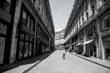 Moda giyim mağazaları üzerinde mavi gökyüzü ile sokak