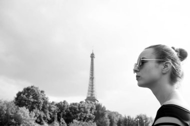 Paris, Fransa 'da Eyfel Kulesi' ne bakan bir kız