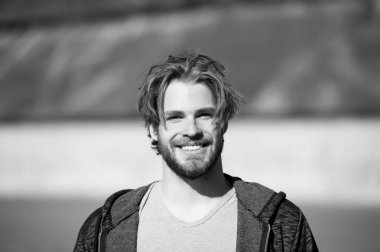 Sakallı yüzü ve sarışın saç kesimi mutlu gülen adam