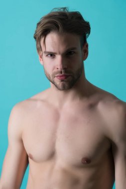 Göğsü sağlam sakallı bir adam. Seksi, çıplak gövdeli bir maço. Şık sakallı ve saçlı sporcu ya da sporcu. Spor salonunda antrenman ve spor faaliyetleri. Spor fitness ve vücut bakımı konsepti