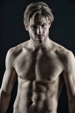 Seksi göğüs ve karın ile sporcu. Sakallı adam atlet ile gövde uygun. Vücut kaslarını göster. Egzersiz ve spor salonunda eğitim etkinliği. Spor vücut geliştirme ve fitness kavramı, vintage