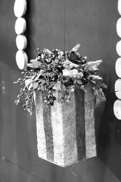 Natale e nuovo anno scatola regalo appeso su sfondo nero — Foto Stock